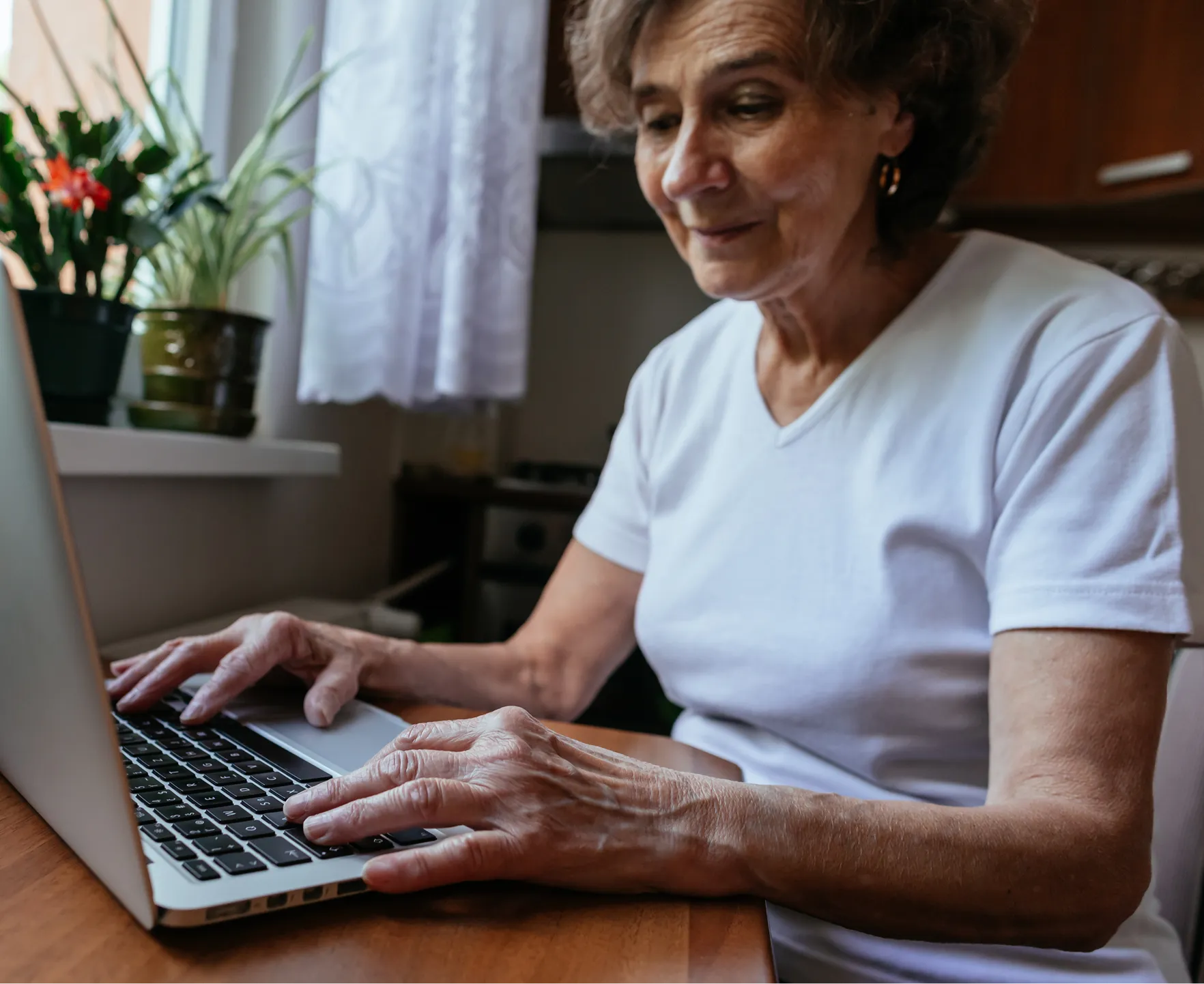 Angehörige nimmt an kostenloser Online-Pflegeberatung nach § 37.3 SGB XI teil